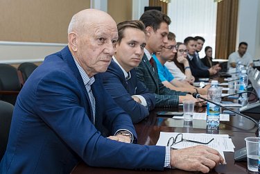 Молодые парламентарии делают первые шаги в законотворчестве